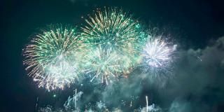 Fêtes de fin d’année à Cannes : magie de Noël, feux d’artifice et séjour d’exception au cœur du Suquet